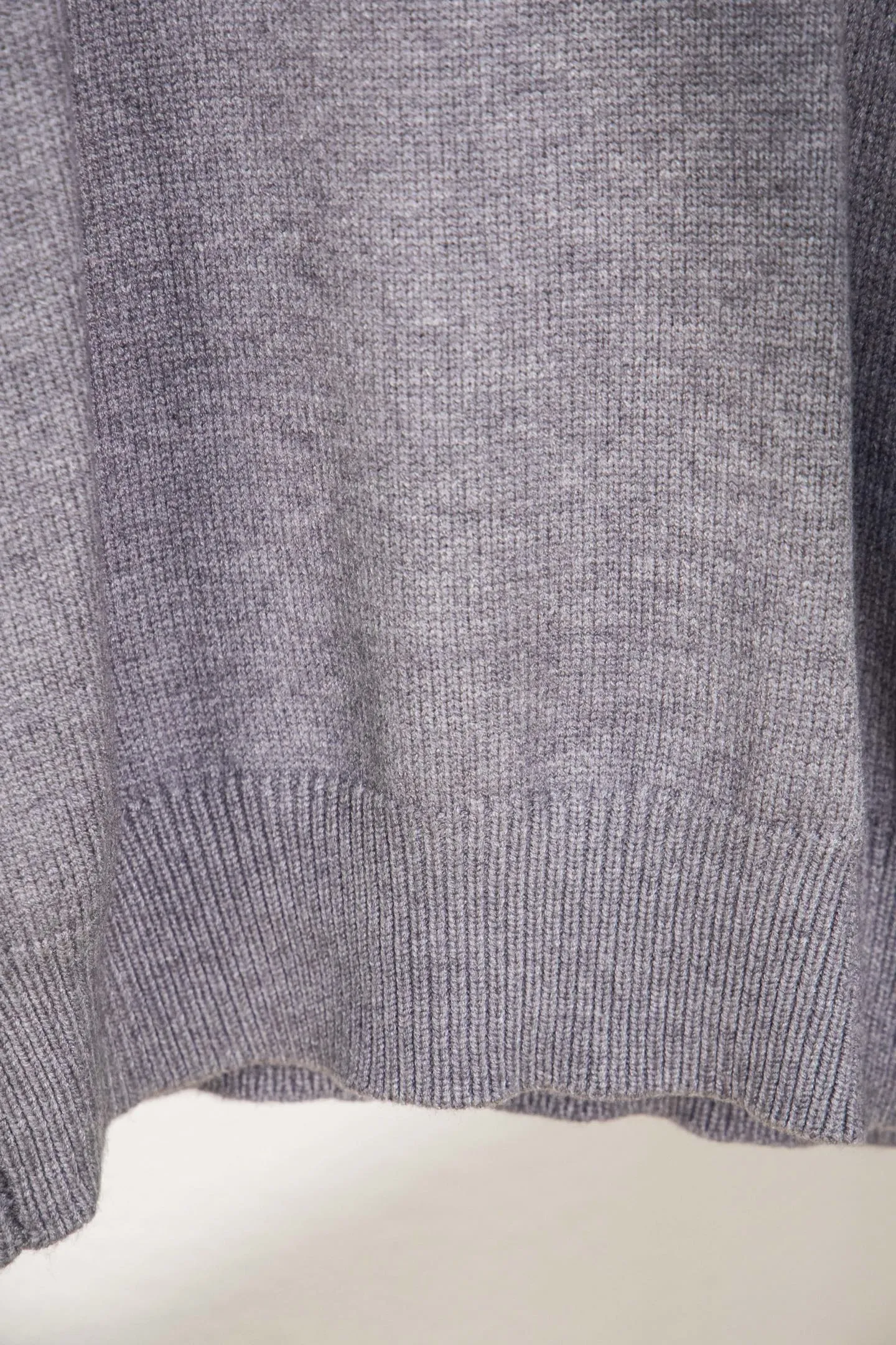 P210 Style number: Y197 Ralph Lauren men's crew neck sweater men's hemp flower original collar sweater. The version is really good-looking. It can be worn alone or as a jacket to be worn inside or outside. The upper body shows personal fashion charm. Four colors are available. The same style for men and women. A must-see item for new summer products. Tag, hanging grain, washed, packaging bag, full set of accessories. Very good appearance. Super exquisite workmanship. Size: S-XL